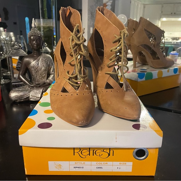 Tan cut out boot heel with laces - Picture 7 of 9